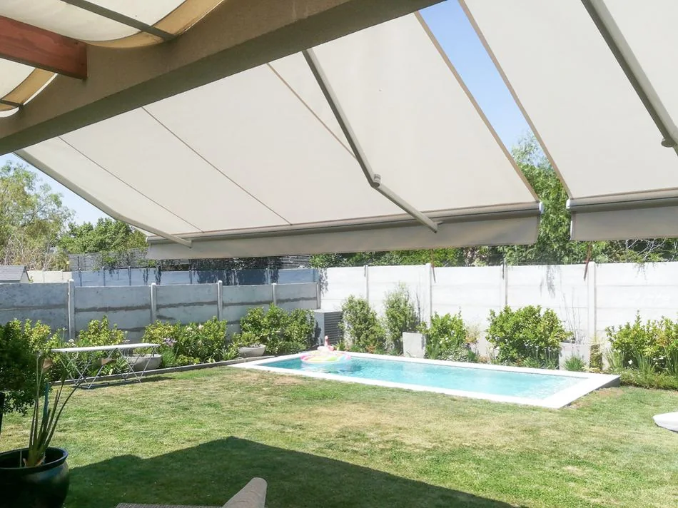 Toldo proyectante · piscina — Decotip