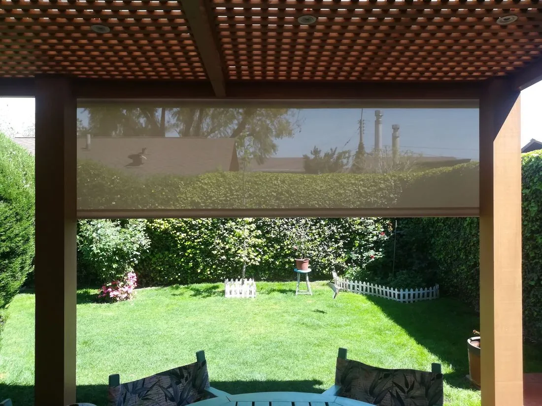 Toldo vertical en pérgola — Decotip